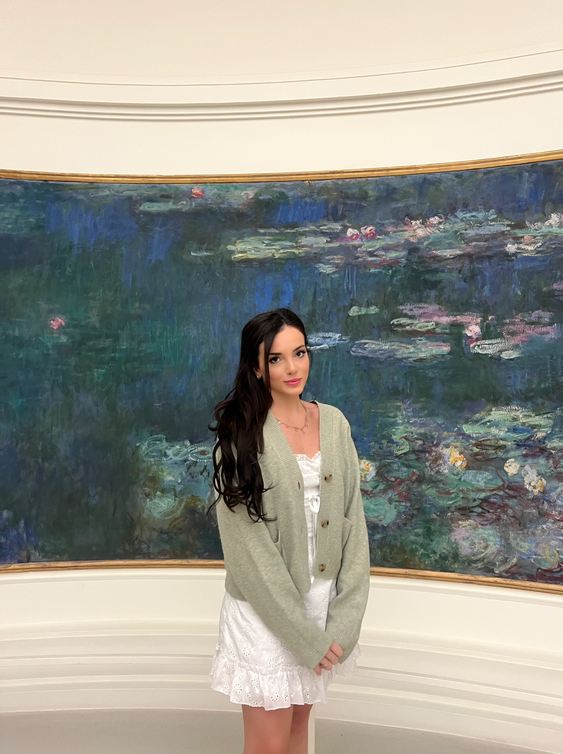 Bailee at the Musée de l'Orangerie in Paris